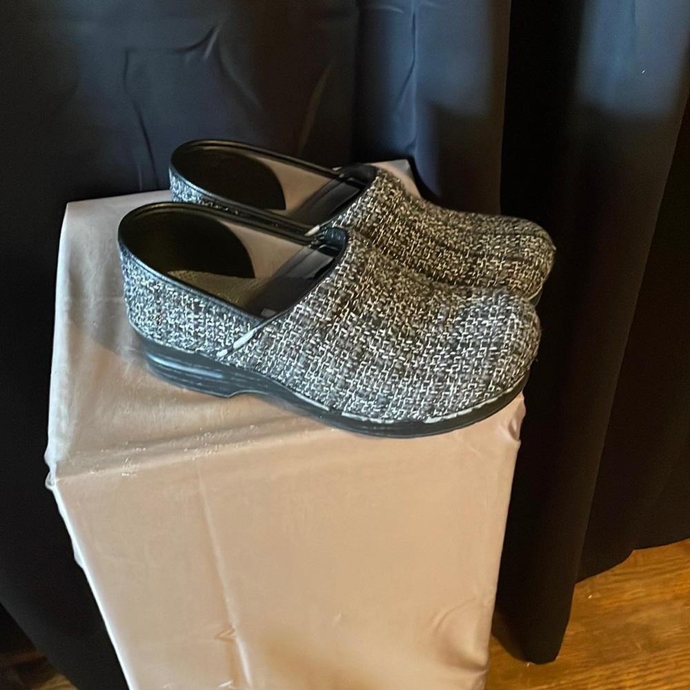 Dansko Women’s Clogs Size 40 - image 1